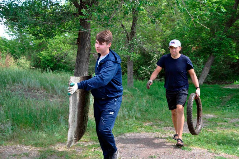 Операция «Спасти Елшанку». Бутылки, шины и даже мебель вытащили из воды на масштабном субботнике