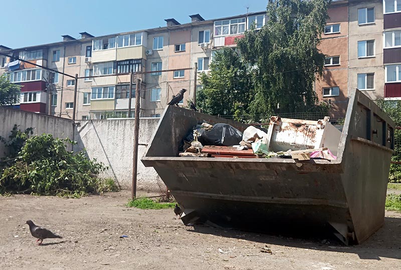Лодка с мусором и ныне там