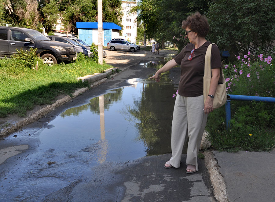 На 240 квартале третью неделю топит двор