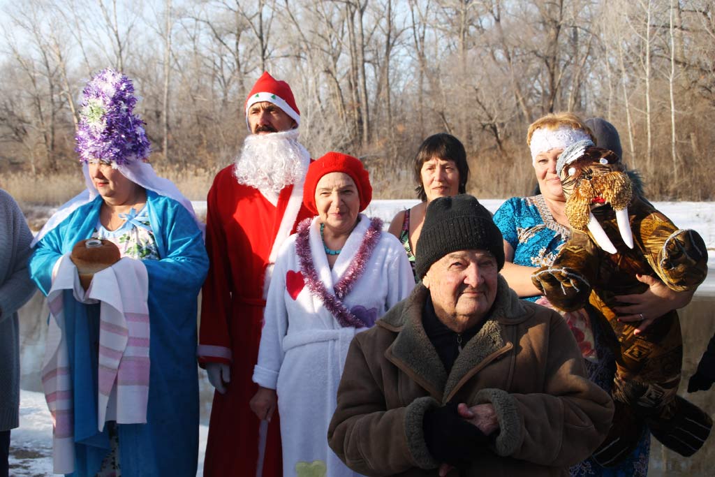 В прорубь с лепестками роз