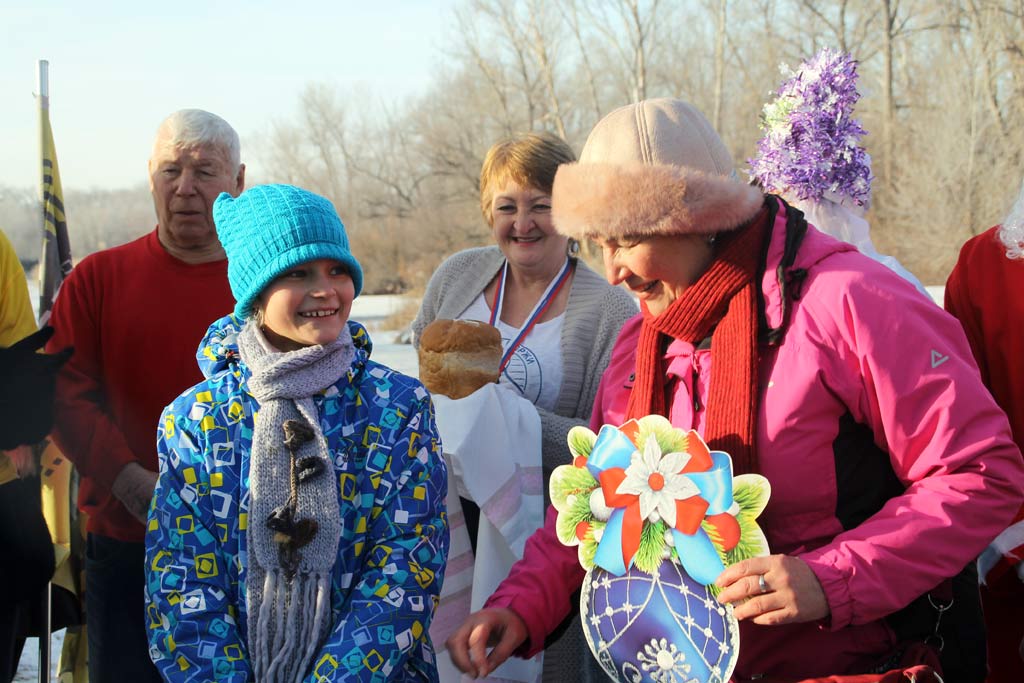 В прорубь с лепестками роз