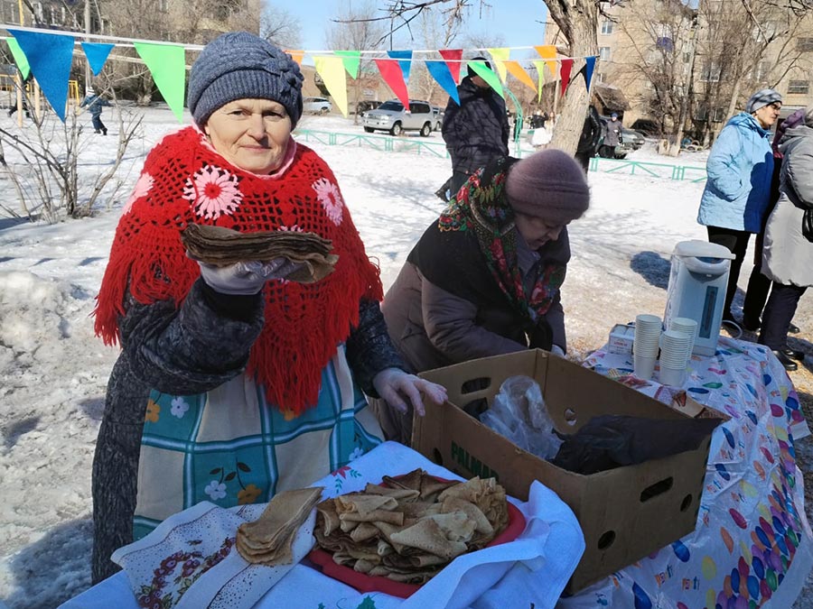 Накатались с горки, поплясали и наелись блинов