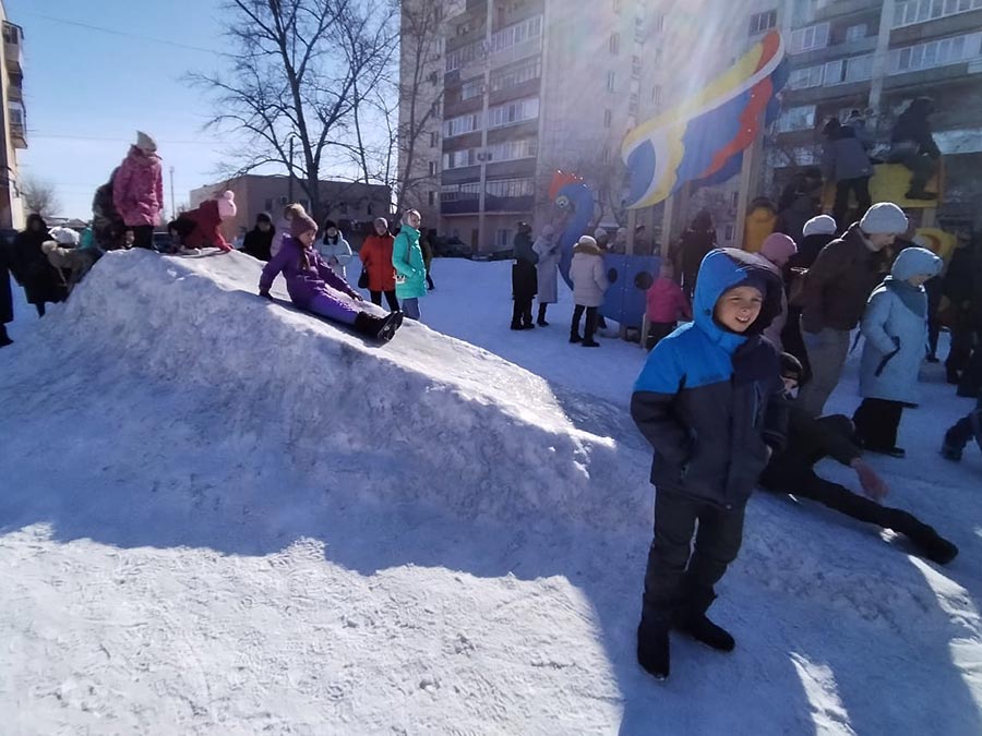 Накатались с горки, поплясали и наелись блинов