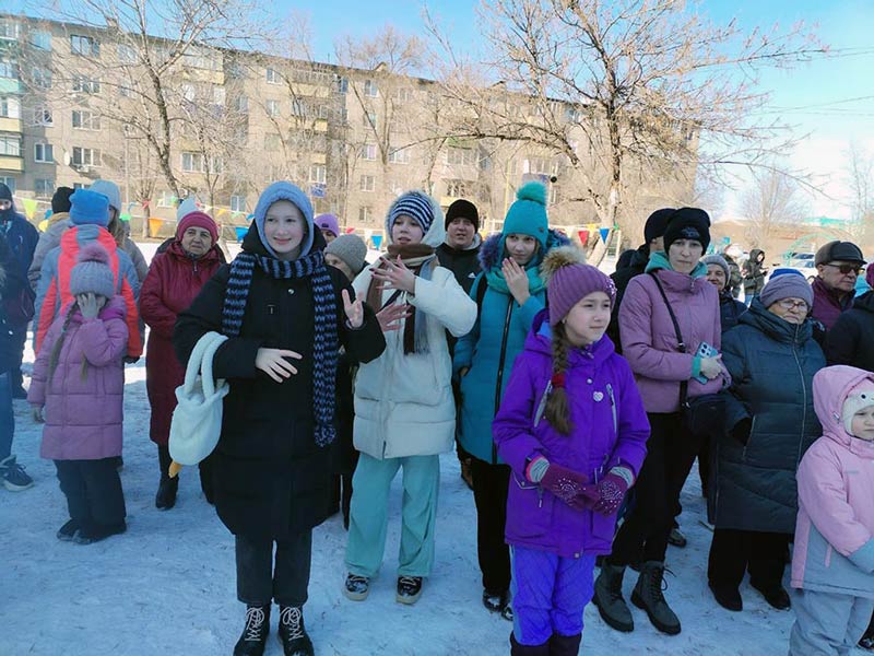 Накатались с горки, поплясали и наелись блинов