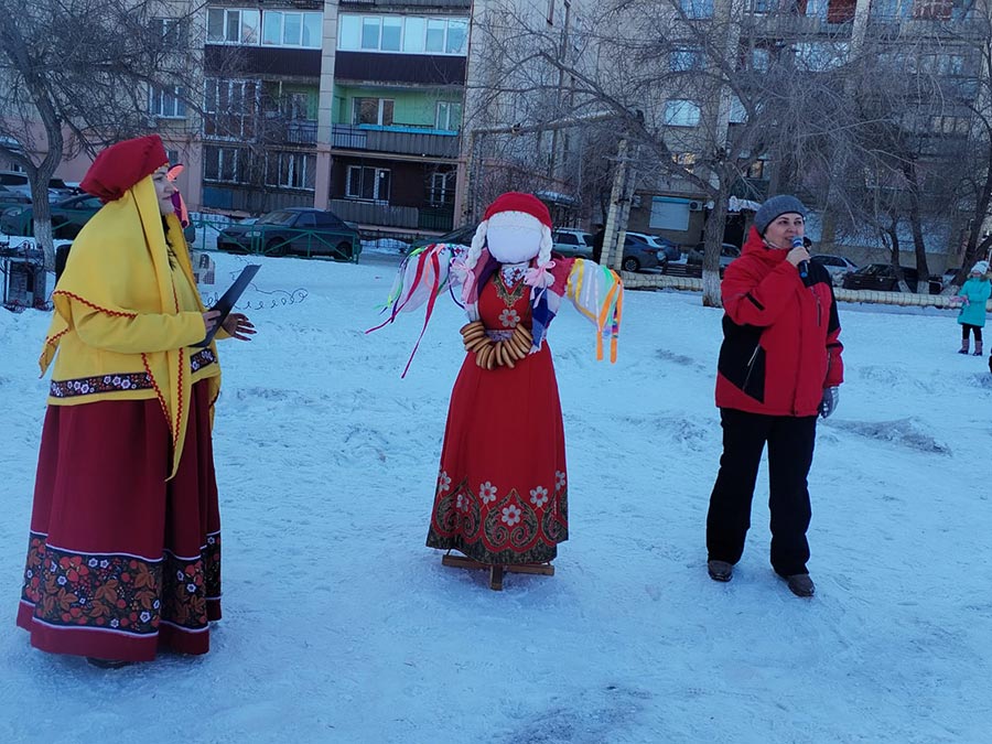 Накатались с горки, поплясали и наелись блинов