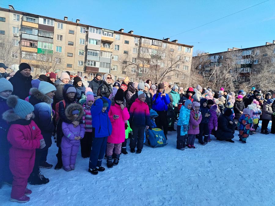 Накатались с горки, поплясали и наелись блинов