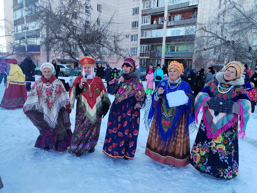 Накатались с горки, поплясали и наелись блинов