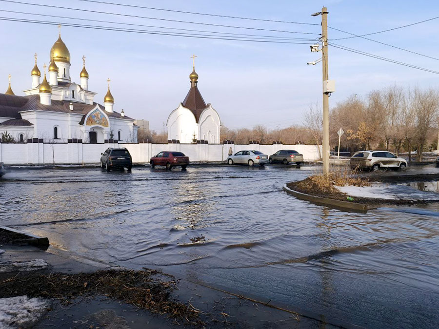 В центре Орска разлилось озеро