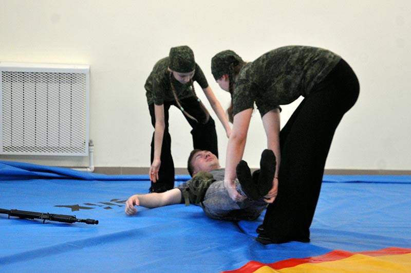 С поля боя вынесли всех. Участникам «Зарницы» пришлось спасать раненых