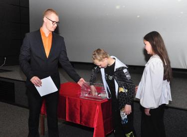 12 школ на одной орбите