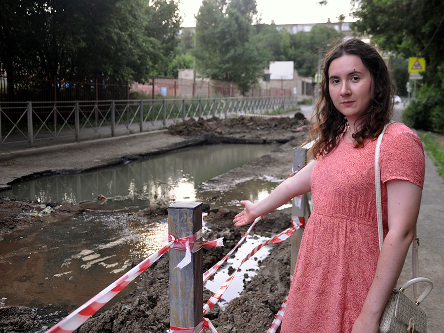 С глубокой ямы начинается река. Улица Гомельская «поплыла» из-за коммунальной аварии