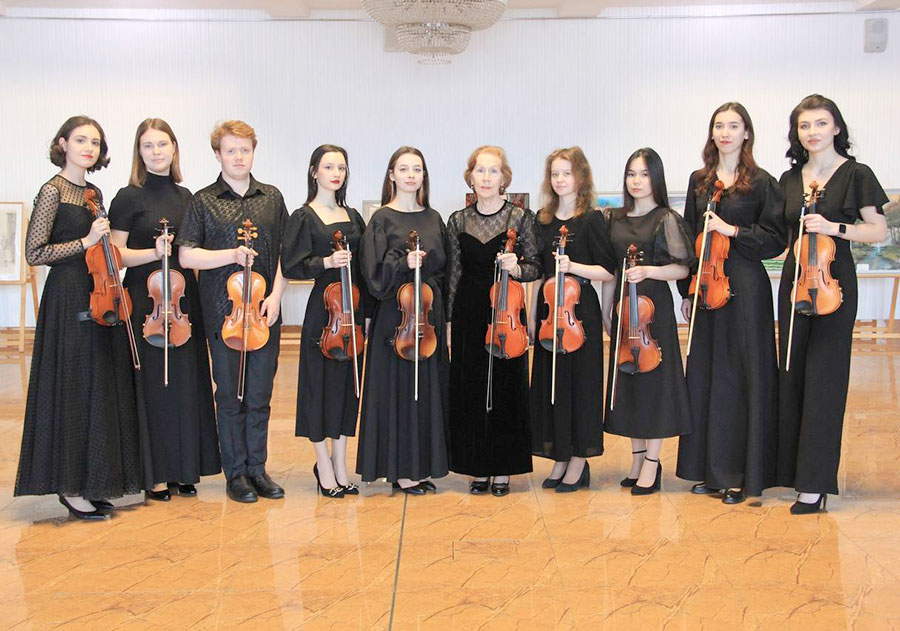 Пятьдесят лет как по нотам. Ансамбль скрипачей не играет, а звучит