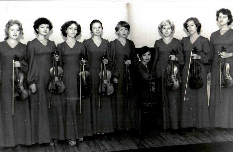 Пятьдесят лет как по нотам. Ансамбль скрипачей не играет, а звучит