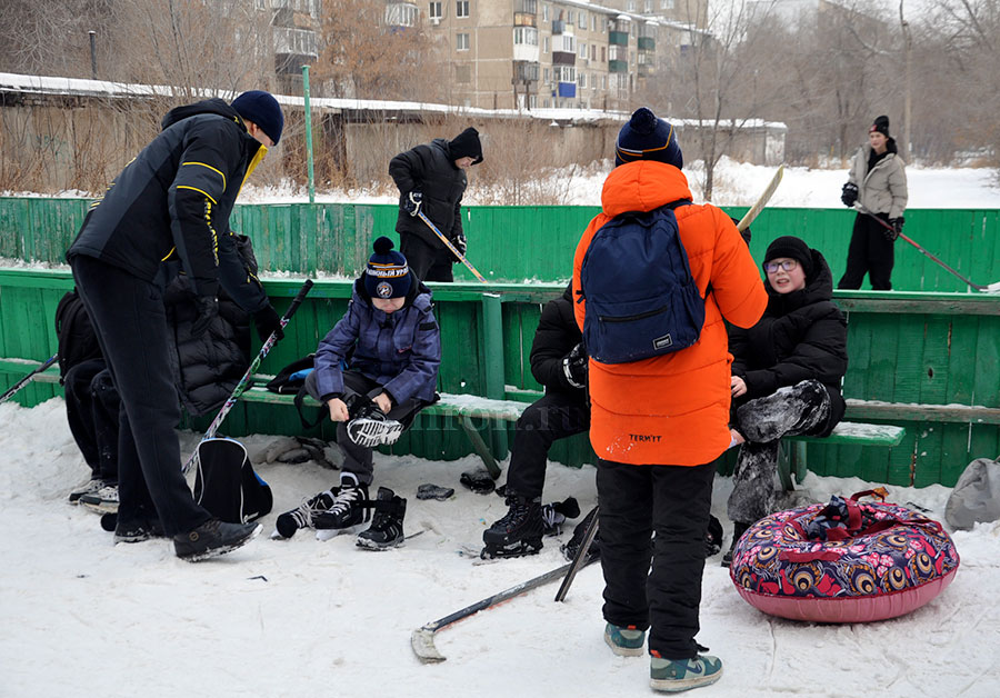 Хоть ползком! Куда пойти, куда податься? Где лед найти и покататься?