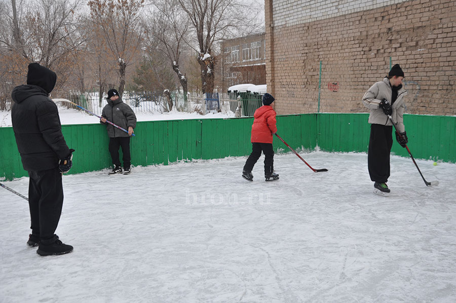 Хоть ползком! Куда пойти, куда податься? Где лед найти и покататься?