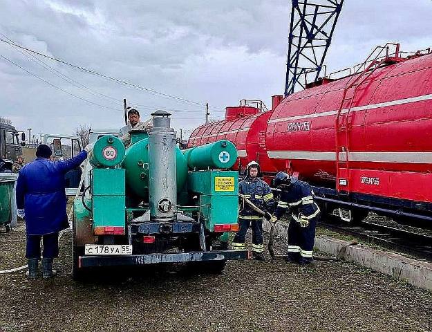Пожарные поезда привозят жителям Орска техническую воду