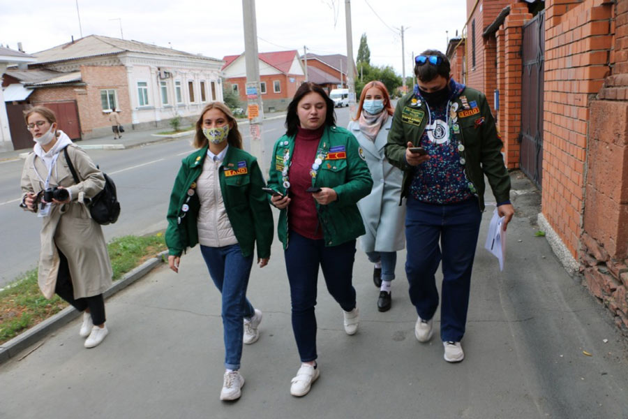 Студенты и волонтеры прошагали город