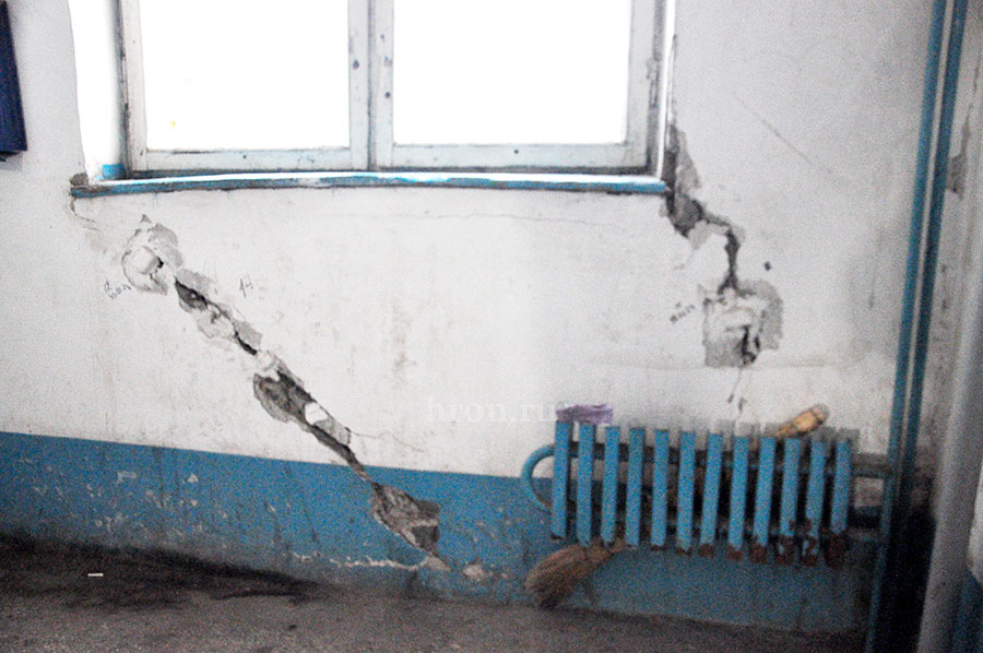 Подвал, вода и ветхие трубы. В аварийном доме все больше проблем