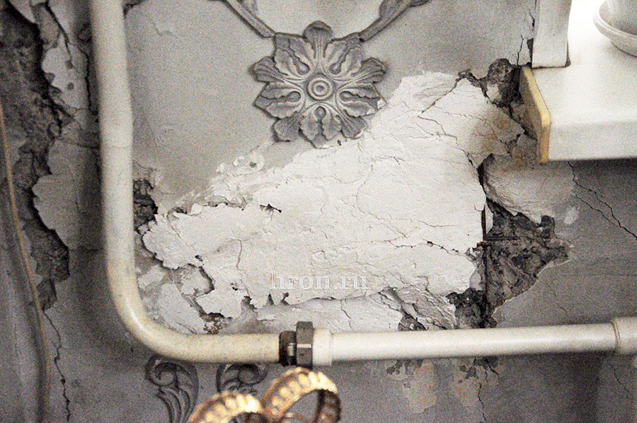 Подвал, вода и ветхие трубы. В аварийном доме все больше проблем