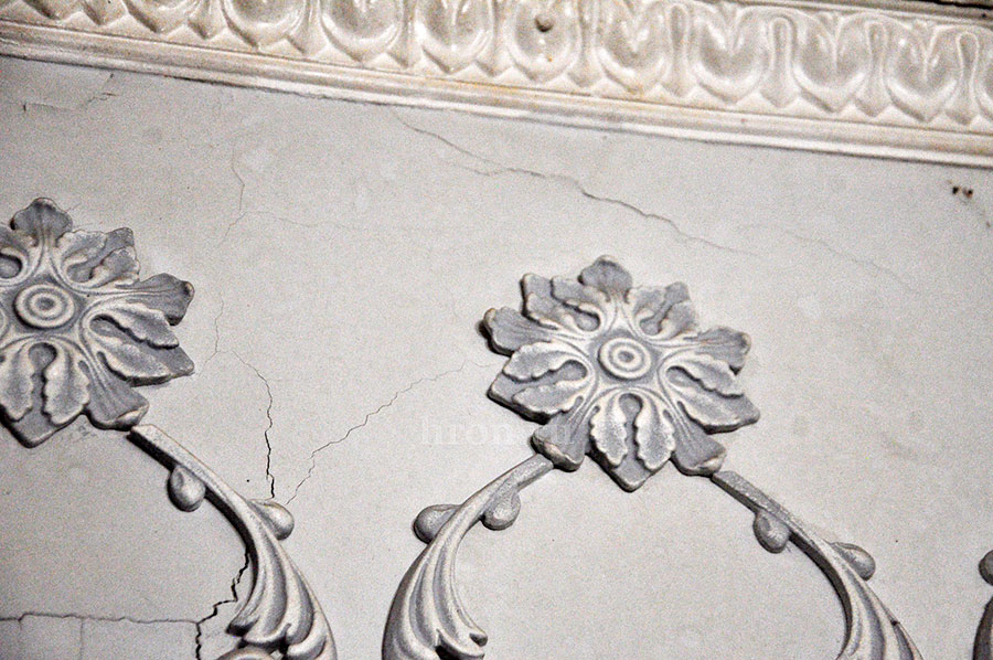 Подвал, вода и ветхие трубы. В аварийном доме все больше проблем