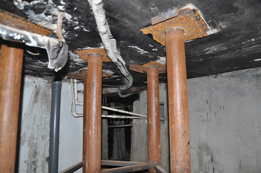 Подвал, вода и ветхие трубы. В аварийном доме все больше проблем