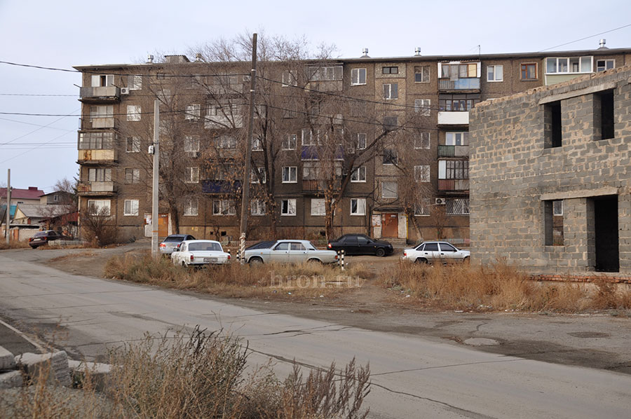 Подвал, вода и ветхие трубы. В аварийном доме все больше проблем