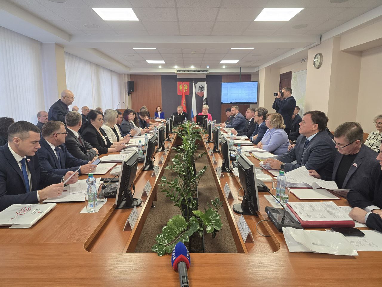 На внеочередном заседании горсовета рассмотрят повышение зарплат муниципальным служащим