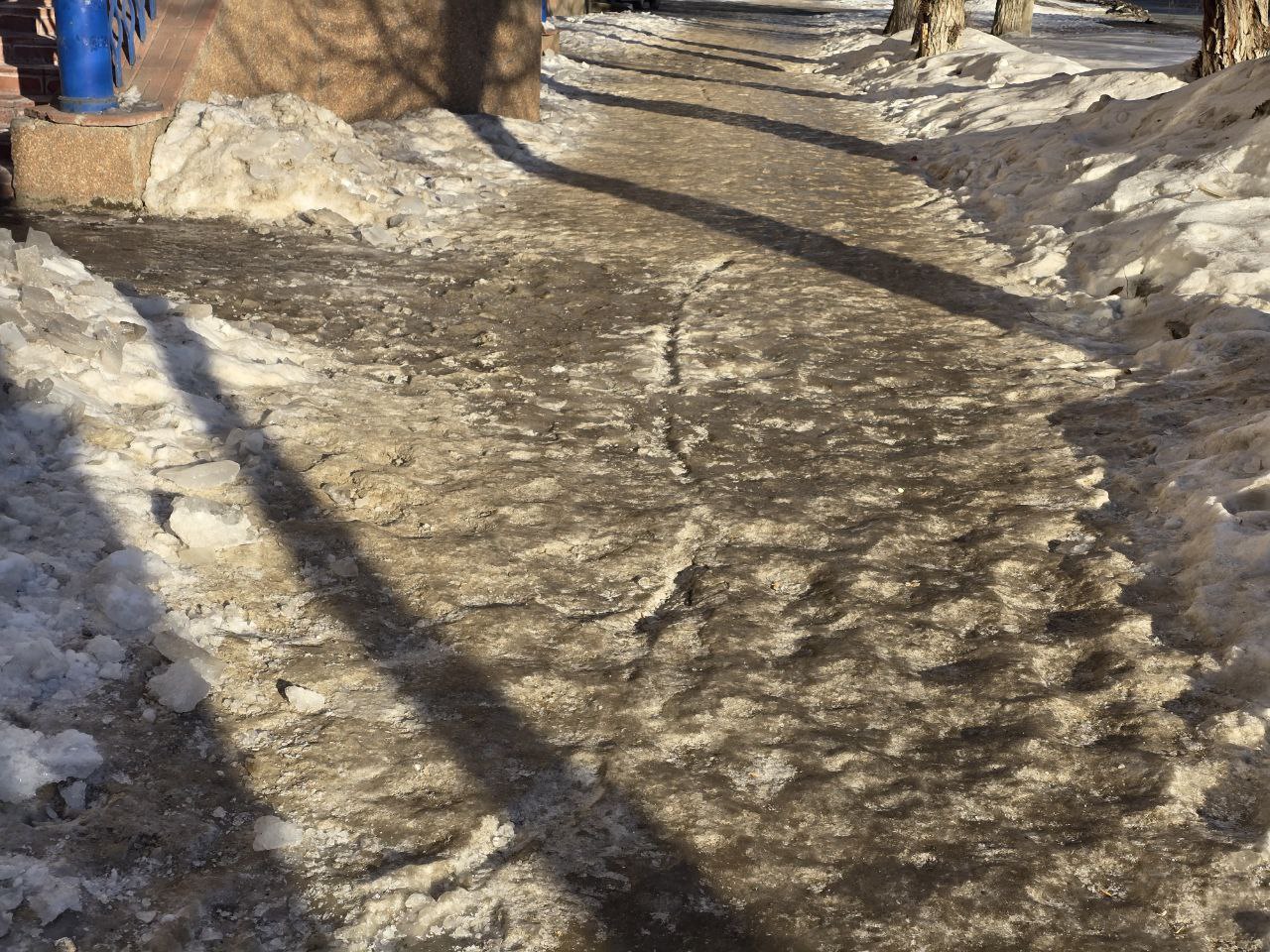 Тротуары Орска после февральской оттепели превратились в каток