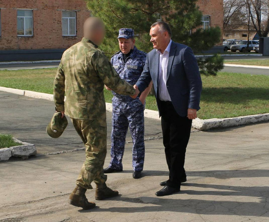 Бойцов орской роты ОМОН, вернувшихся из зоны спецоперации, встречали на трассе