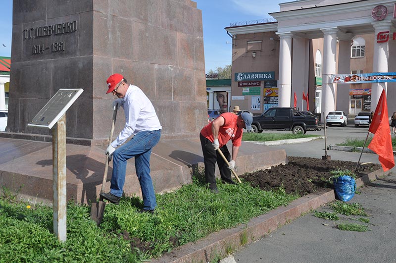 Цветы для народа. На площади Шевченко появилась яркая клумба