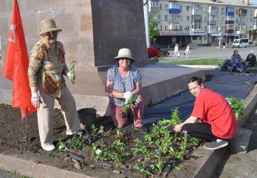 Цветы для народа. На площади Шевченко появилась яркая клумба