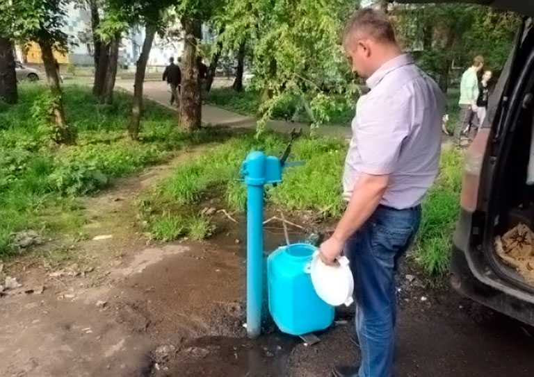 Вода из динамика. Набирает воду. Вода из колонки. Набирает воду из колонки. Набрали воды в колонке.