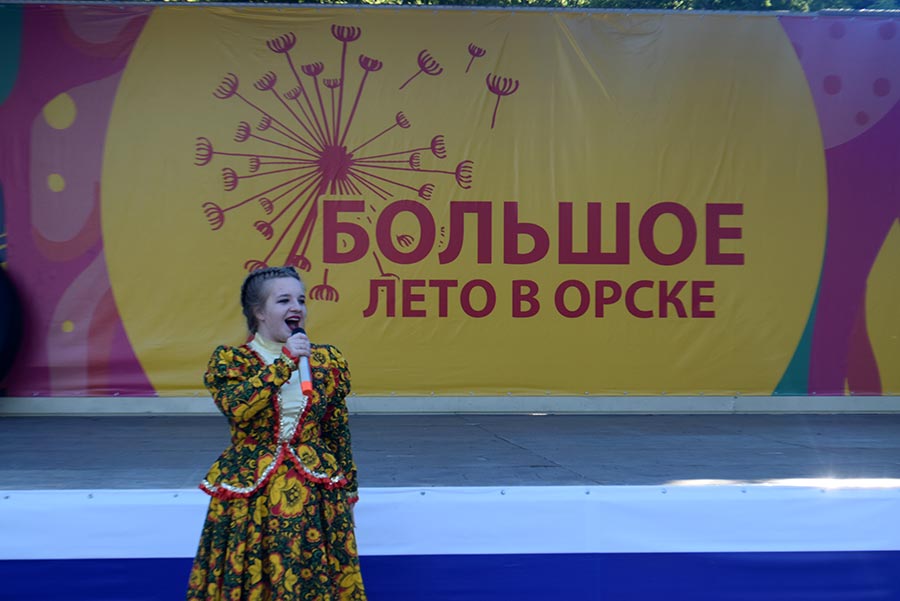 В олимпийский день боролись прямо на сцене