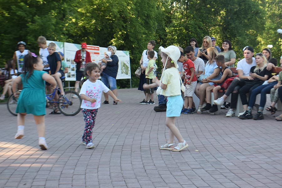 В олимпийский день боролись прямо на сцене