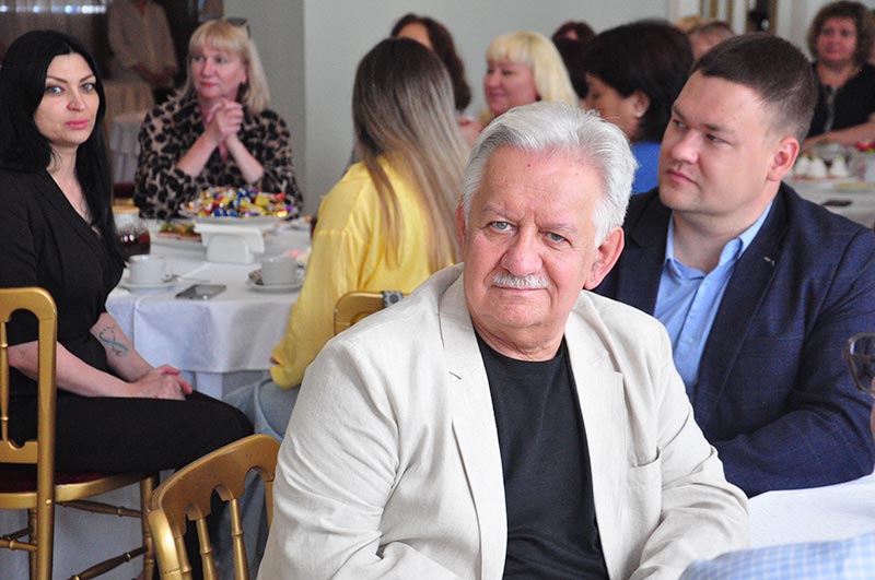 У них счет идет на минуты. Накануне праздника поздравили тех, кто спасает людей