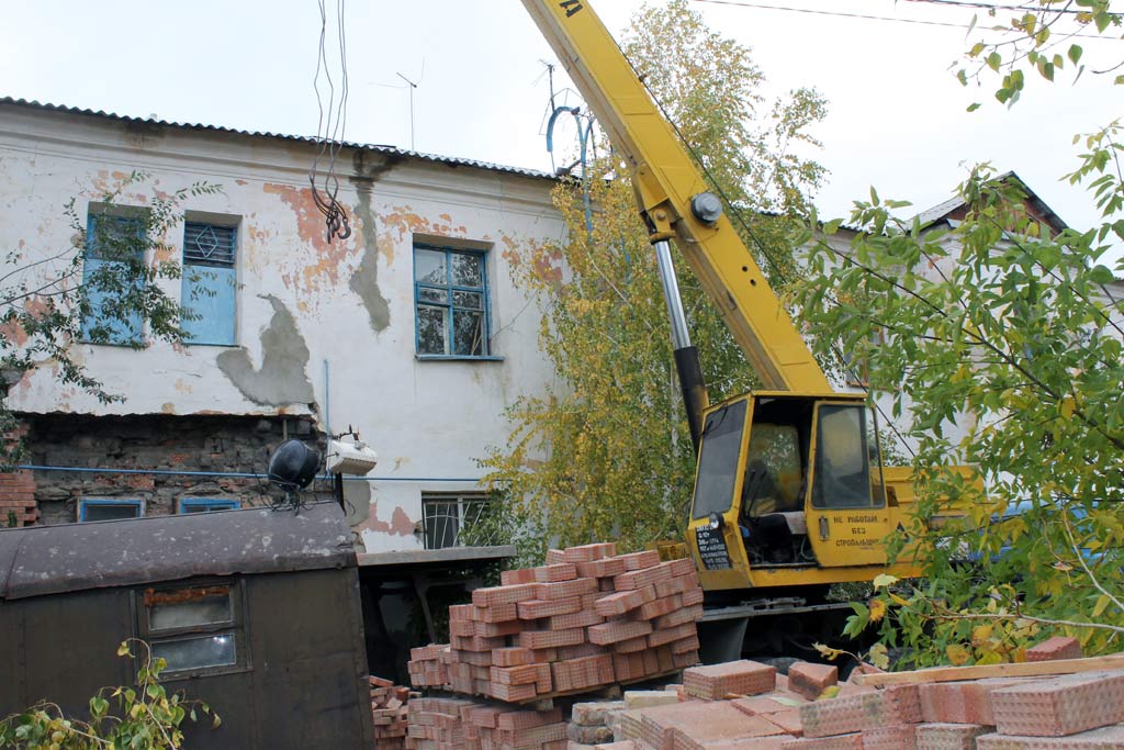 Сносу нет. Жителей могут выселить только по решению суда 