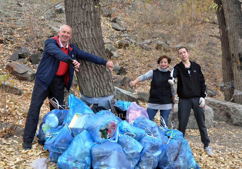 Моржи убрали мусор и ушли в заплыв