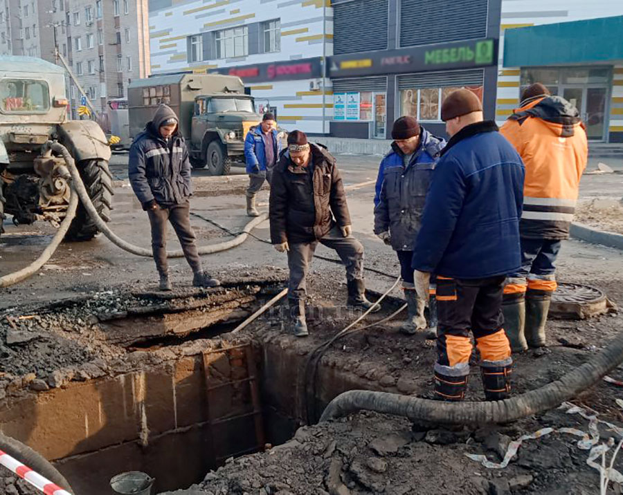 А вода по асфальту рекой...