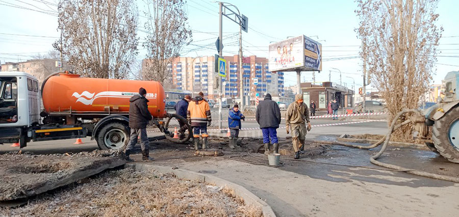 А вода по асфальту рекой... Двор дома по улице Короленко затопило из-за аварии