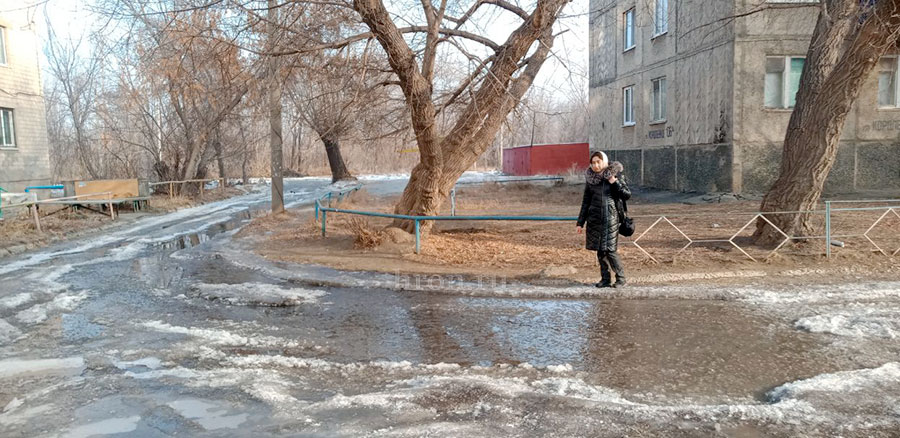 А вода по асфальту рекой... Двор дома по улице Короленко затопило из-за аварии