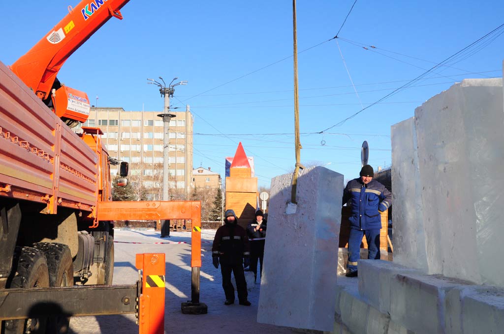 С чего начинается праздник? Главную площадь оковали льдом и нарядили в огни 