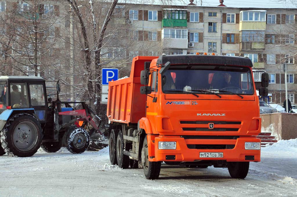 Тяжелая техника разгребает снежные завалы