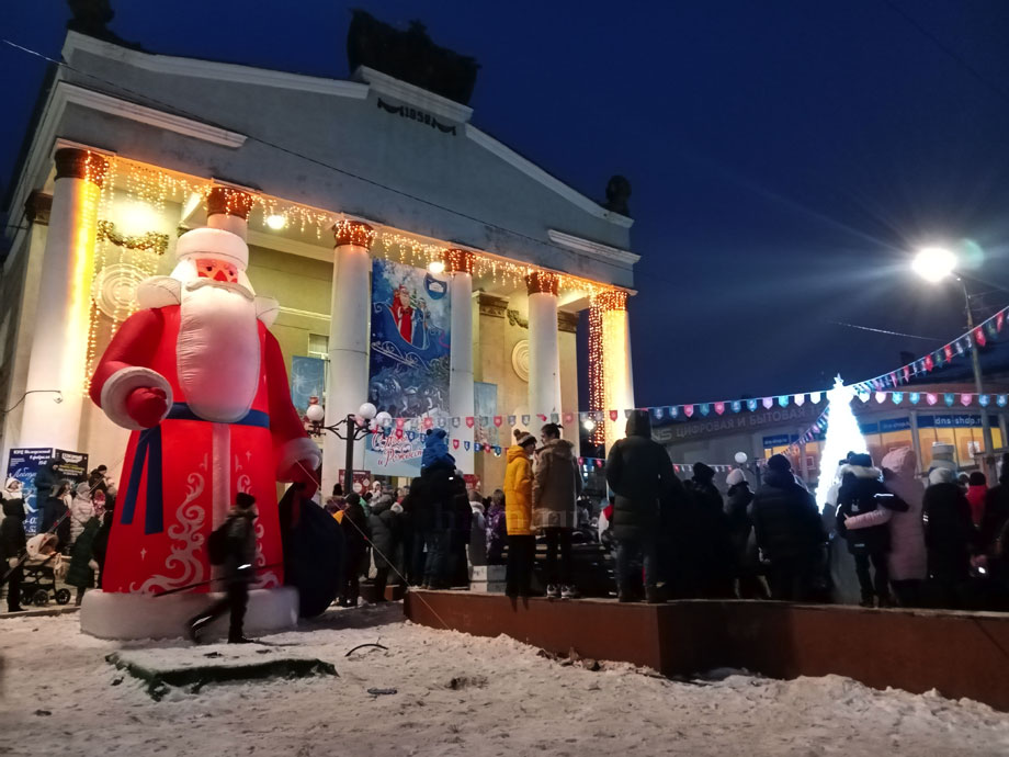 Новогодний сезон открыли конкурсами, песнями и вспышками фейерверка