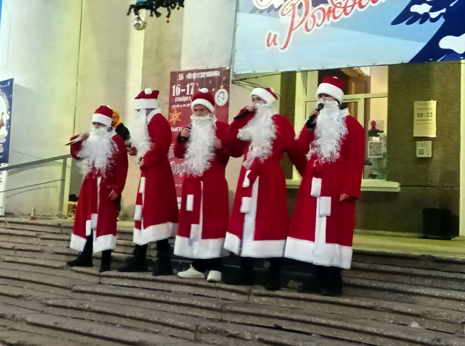 Новогодний сезон открыли конкурсами, песнями и вспышками фейерверка