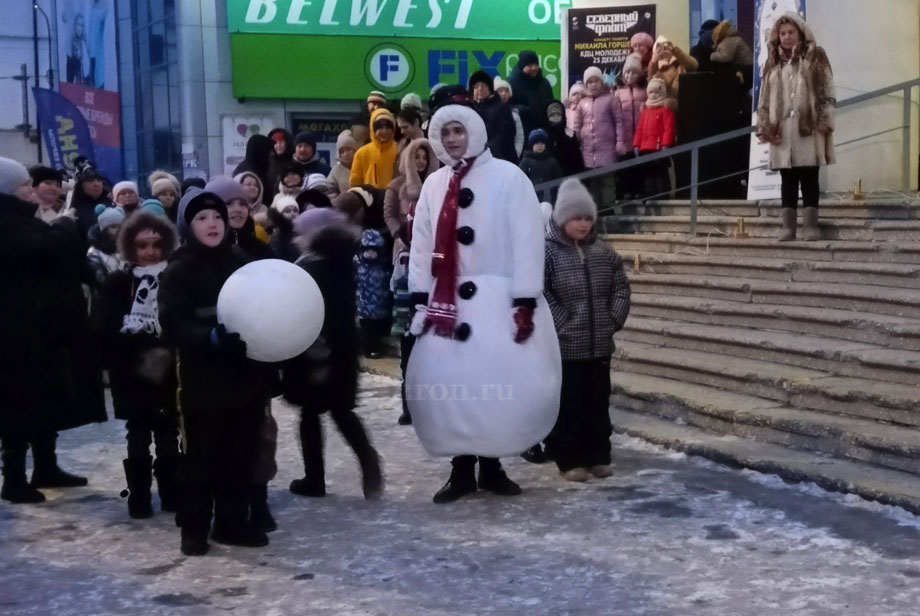 Новогодний сезон открыли конкурсами, песнями и вспышками фейерверка