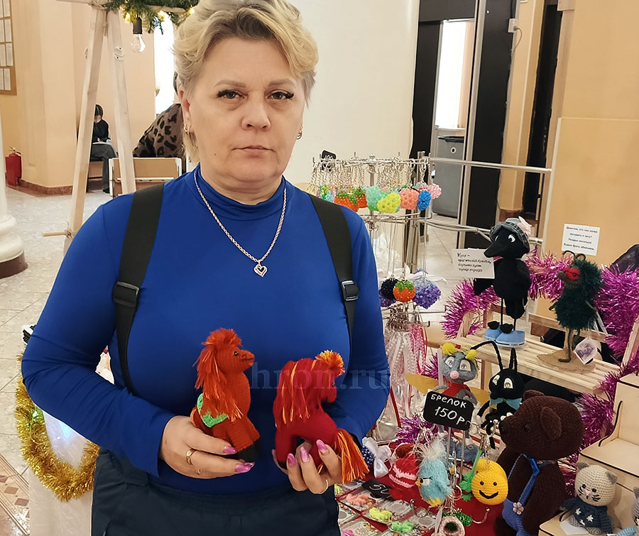 Кони с гривами и свечи с травами