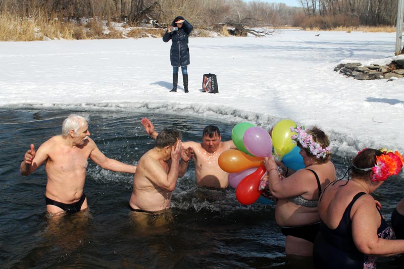 И в воду лепестки бросали