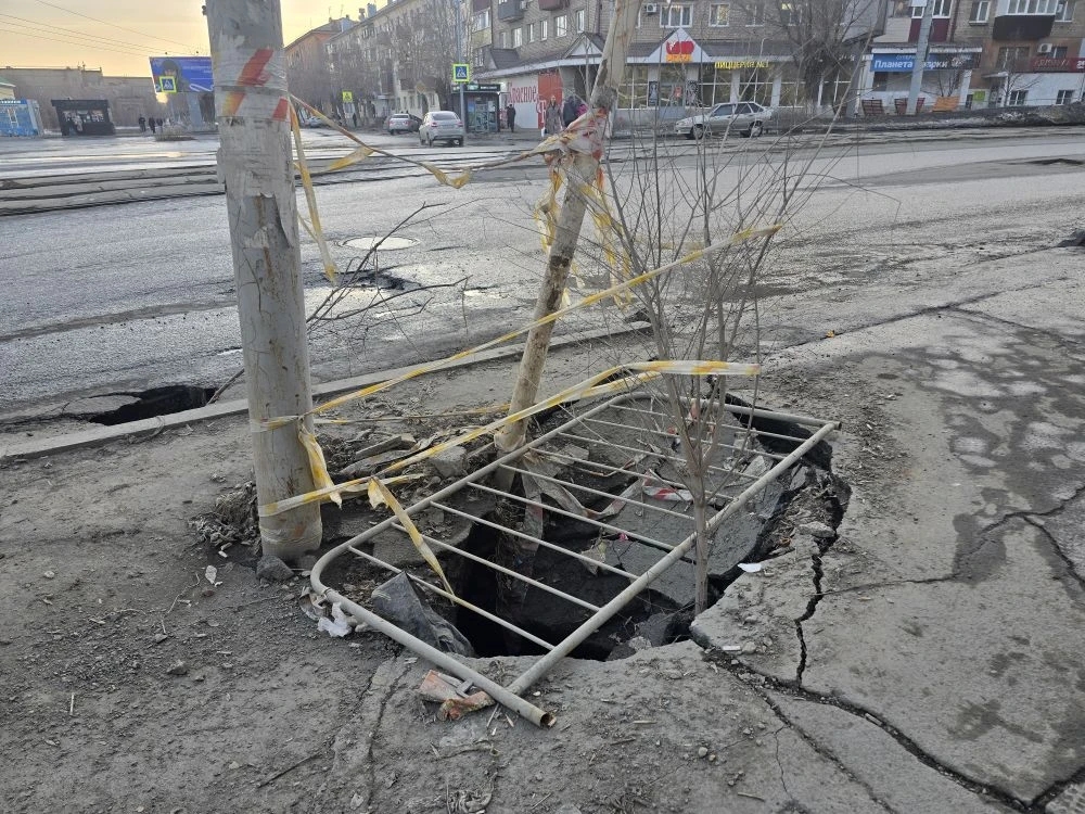 Орчане бьют тревогу! На перекрестке у площади Шевченко дорога превратилась в полосу препятствий