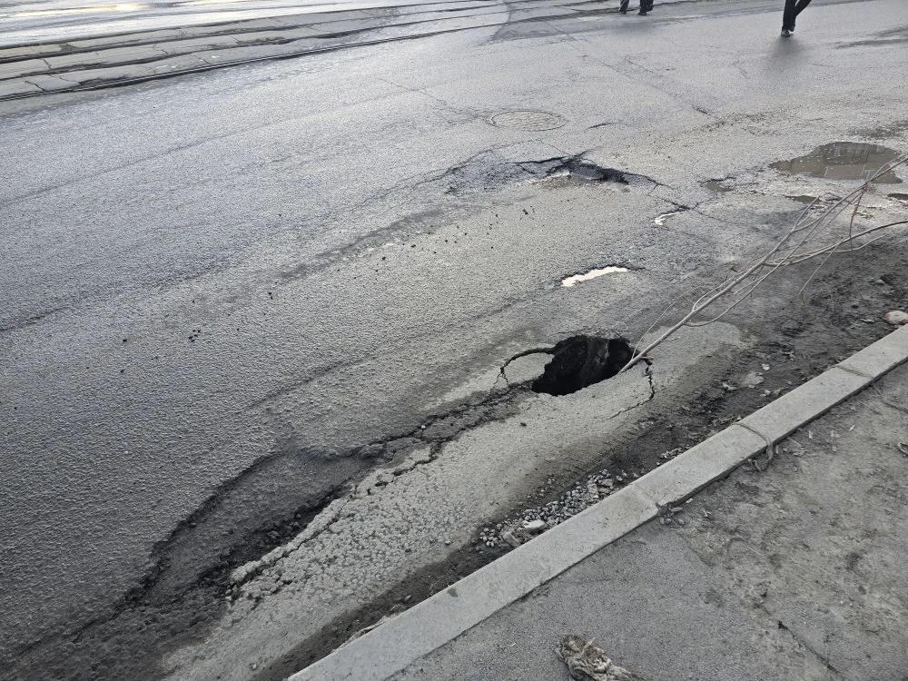 Орчане бьют тревогу! На перекрестке у площади Шевченко дорога превратилась в полосу препятствий