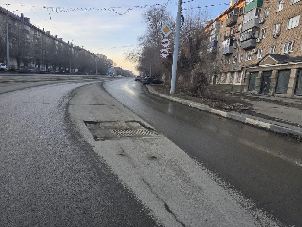 Орчане бьют тревогу! На перекрестке у площади Шевченко дорога превратилась в полосу препятствий